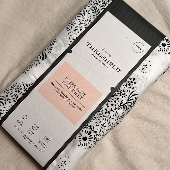 Threshold™ 300 Thread Count Ultra Soft Flat Sheet - Twin - Picture 4 of 6
